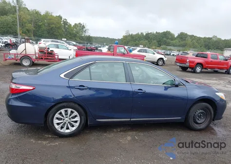 2017 Toyota Camry Le z USA, uszkodzony, nr VIN 4T1BF1FK7HU696717